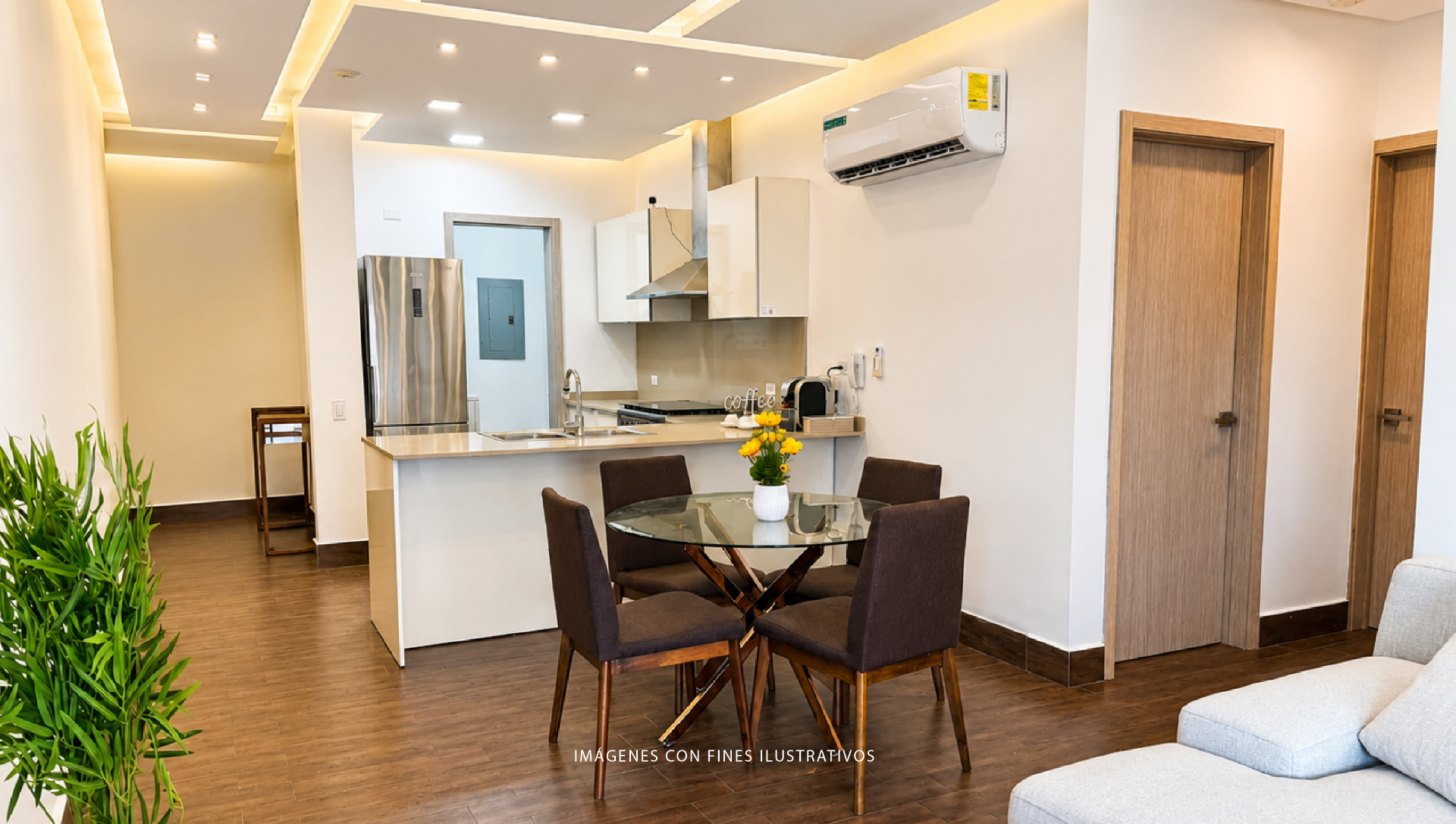 Comedor y cocina con desayunador en un apartamento Costamare
