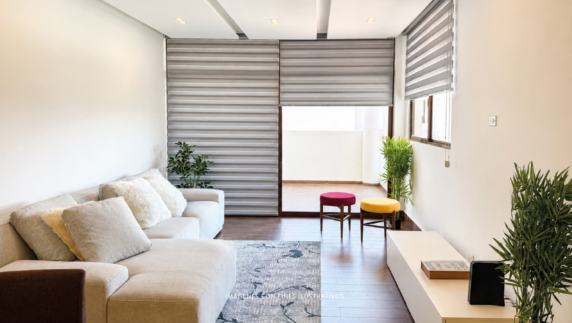 Sala de un apartamento Costamare con puertas abiertas al balcón y vista al verde